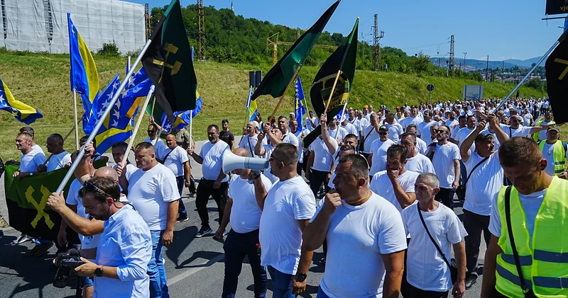 Bosna Hersek te madenciler düzenli maaş talebiyle başkentte gösteri yaptı