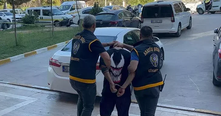 Birlikte yaşadığı Afgan uyruklu Haniye’ye eşarbıyla boğdu