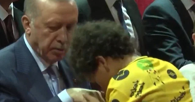 Erdoğan a sarılan çocuk mutluluğunu paylaştı: Onu yanacıklarından öptüm VİDEO İZLE
