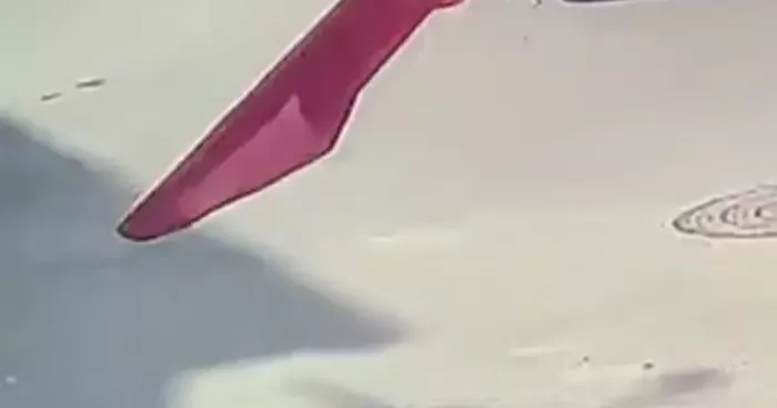 Kadının yere düşürdüğü altın bilekliğini alıp, yoluna devam eden şahıs kameraya yansıdı