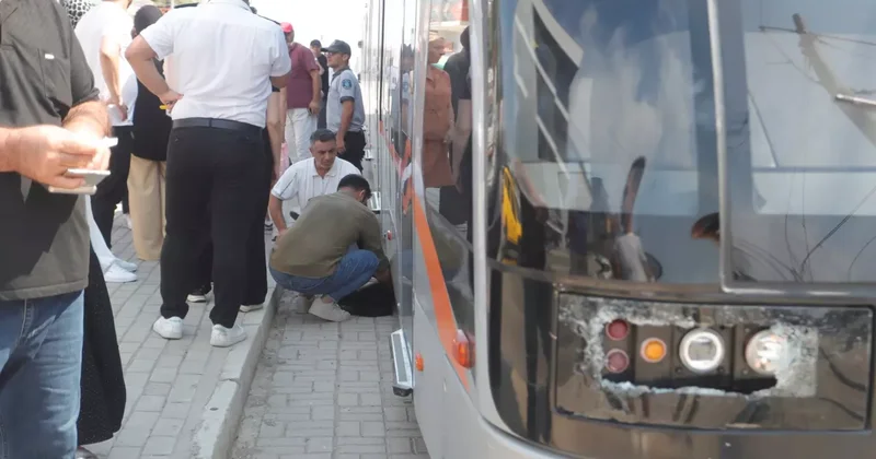 Antalya da korku dolu anlar: Genç kıza tramvay çarptı!