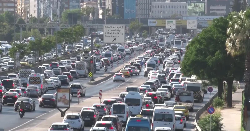 İstanbul da ilk mesai gününde trafik kilitlendi