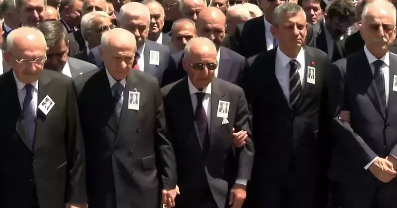 Altan Öymen in cenazesine damga vuran görüntü