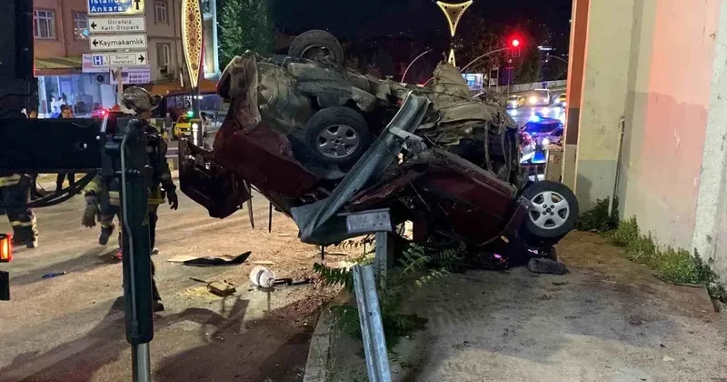 İzmit te Trafik Kazası: 2 Ölü, 3 Yaralı