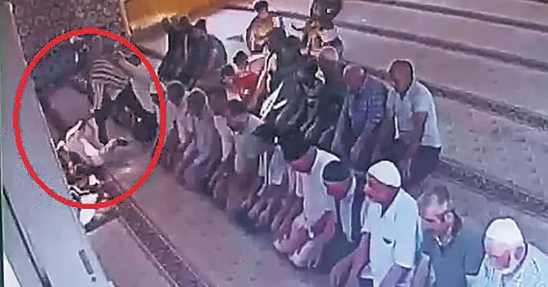 Camide bıçaklı vahşet
