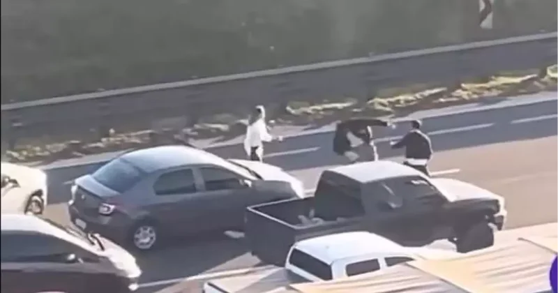 Trafik kavgasında beklenmedik son: Cüsseli saldırgan iki kez yere yığıldı