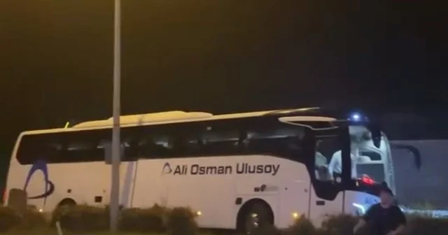 Karadeniz Sahil Yolu nda yolcu otobüsü korkuluklara çarptı Rize Haberleri