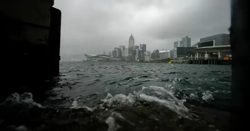 Hong Kong’da ‘Wipha’ tayfunu etkili oluyor