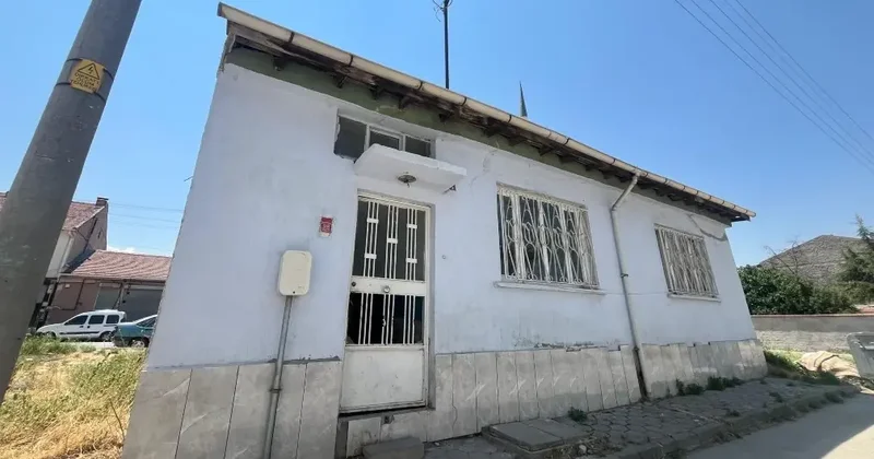 Bu ne cüret! Sahipleri vefat edince, levye ile eve girip yerleştiler