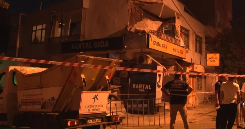 Küçükçekmece’de iki katlı binanın balkon duvarı çöktü
