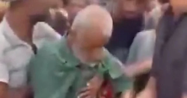 Gazze’de yardım kuyruğunda bekleyen yaşlı adam açlığa dayanamayıp fenalaştı VİDEO İZLE