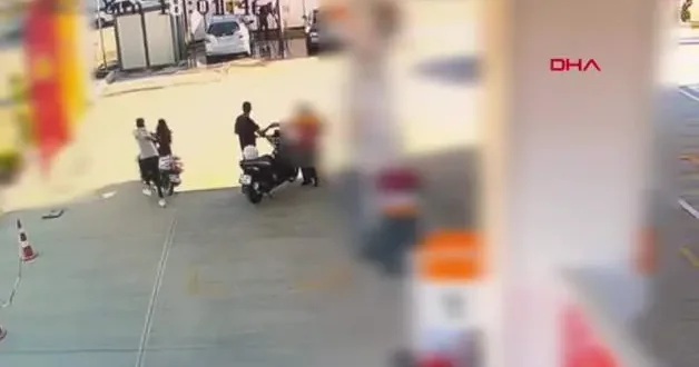 Ehliyetsiz sürücü, aniden gaza bastı; motosiklet otomobile çarptı