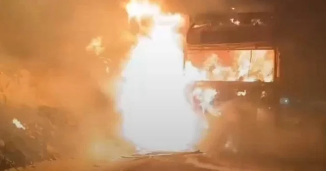 Şanlıurfa da seyir halindeki saman yüklü TIR alev aldı VİDEO İZLE