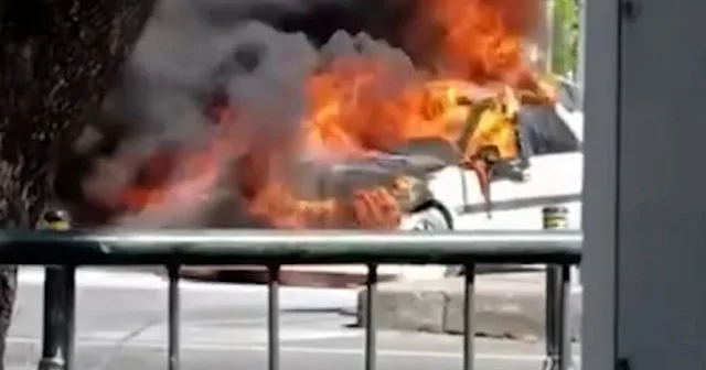Beşiktaş ta korkutan yangın: Otomobil kısa sürede alev topuna döndü VİDEO İZLE