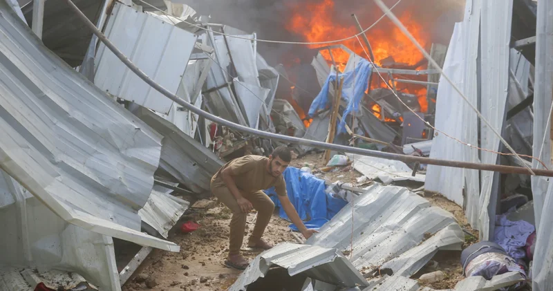 İsrail ordusu Filistinlilerin çadırlarını bombaladı