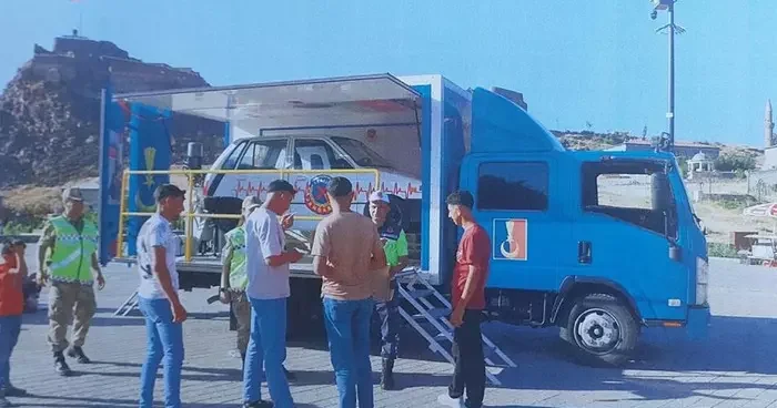 Kars’ta jandarmadan simülasyonlu emniyet kemeri uygulaması
