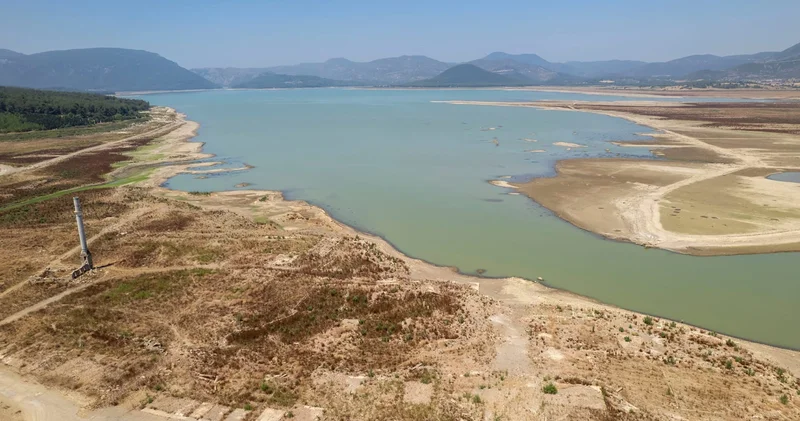 İzmir de su alarmı! Barajlar kurudu, obruklar oluşmaya başladı