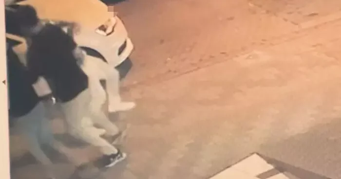 Kartal da kaldırımda yürüyen adama yumrukla saldırdılar