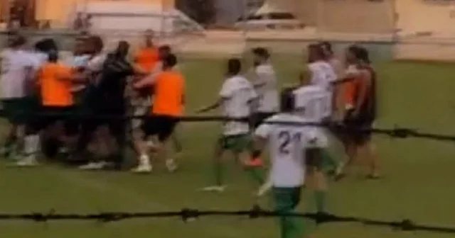 Tarsus’ta saha bir anda karıştı: Futbol turnuvasında yumruklar havada uçuştu VİDEO İZLE