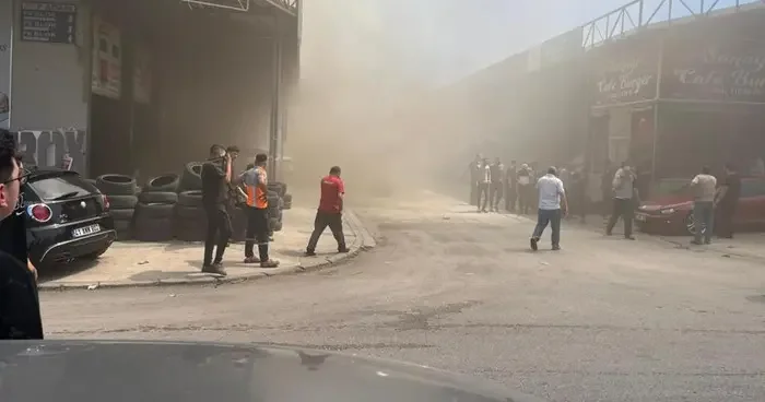 Sanayi sitesinde iş yeri yangını: Siyah dumanlar gökyüzünü kapladı