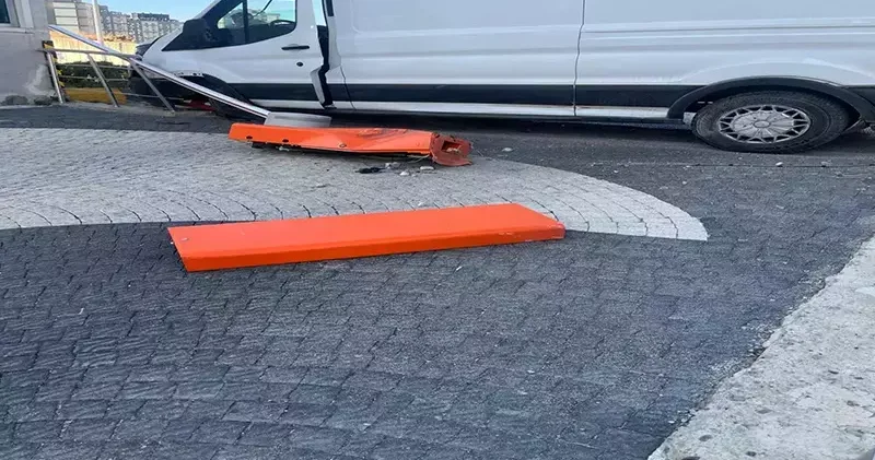 Başakşehir de kamyonet kaldırımda bekleyenlere çarptı: 4 ü çocuk 5 yaralı