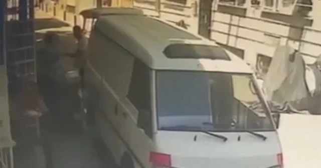 Beşiktaş ta motosikleti minibüse yükleyerek çalan 2 şüpheliden biri tutuklandı VİDEO İZLE