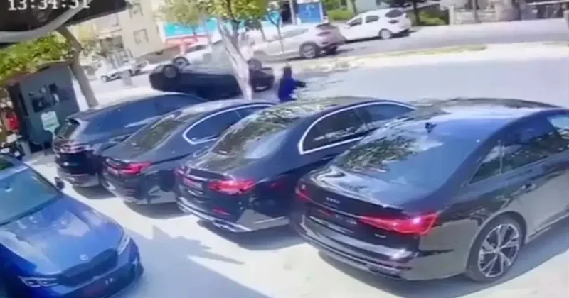 Beylikdüzü nde ağaca çarpan otomobil takla attı: Yaya ezilmekten son anda kurtuldu