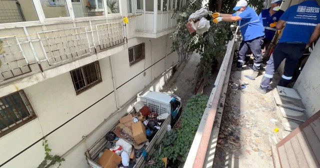 Avcılar da ekipler gözlerine inanamadı: Çöp eve dönüştürdüğü daireden 12 kamyonet eşya çıktı VİDEO İZLE