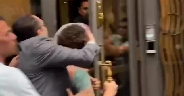 Mısır Konsolosluğu çalışanları Filistin yanlısı protestocuları darp etti VİDEO İZLE
