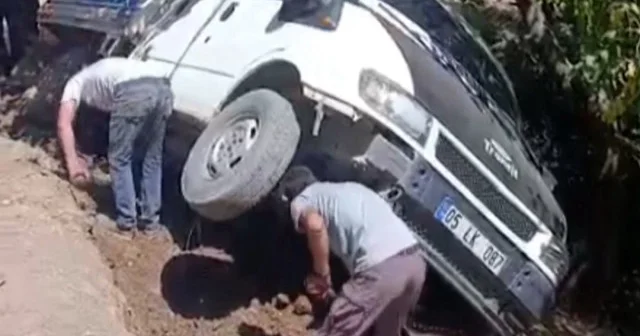 Hakkari de halatlı kurtarma operasyonu: Kamyoneti uçurumun kenarından aldılar VİDEO İZLE