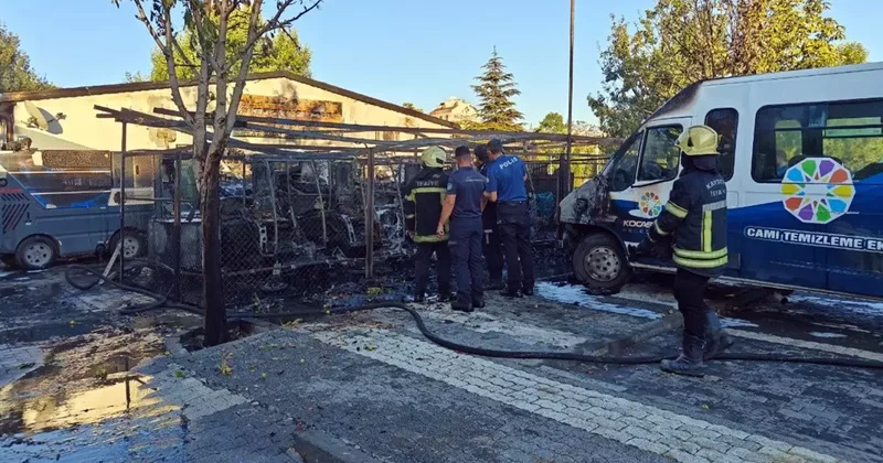 Belediyenin temizlik araçları yangında küle döndü