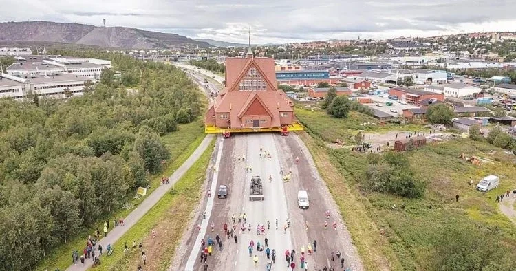 113 yıllık kilise 5 km taşındı