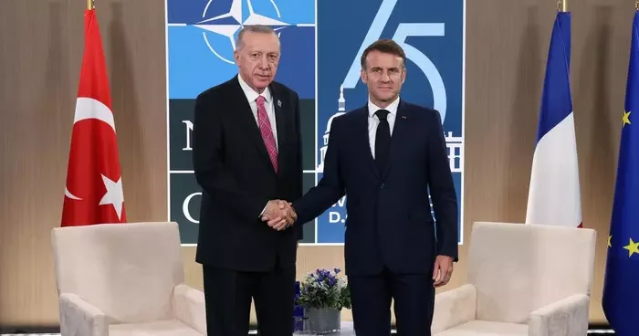 Cumhurbaşkanı Erdoğan dan kritik temas! Macron ile görüştü