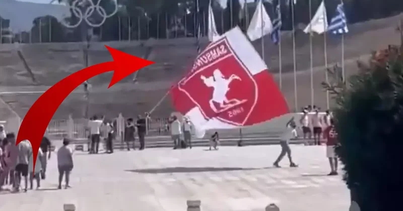 Bir Samsunspor taraftarı, Yunanistan ın ortasında Atatürk logolu bayrağı dalgalandırdı