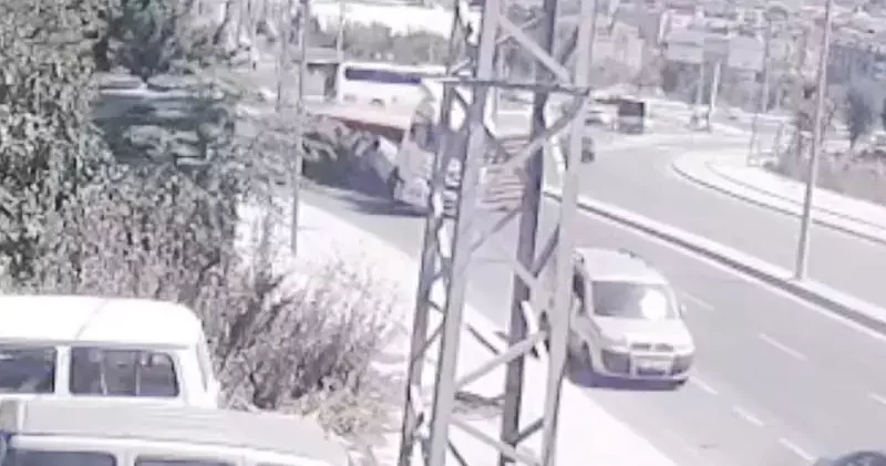 Arnavutköy de kömür yüklü TIR ın konteyneri yola devrilmesi kamerada