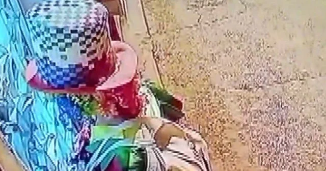 Bıçaklı palyaço paniği mahalleliyi korkuttu: Çocukların evlerine kaçma anı kamerada VİDEO İZLE