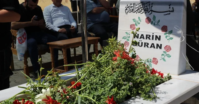 Diyarbakır da geçen yıl öldürülen Narin Güran kabri başında anıldı Diyarbakır Haberleri