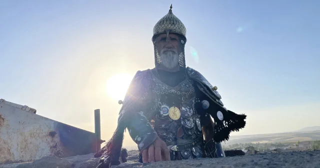 Malazgirt te Sultan Alparslan ruhu: 71 yaşındaki Hasan amca tarihi yaşatıyor VİDEO İZLE