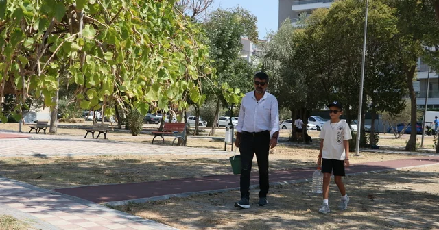 Mahallesindeki parkta ağaçları sulayan avukattan belediye yetkilileri hakkında suç duyurusu İzmir Haberleri