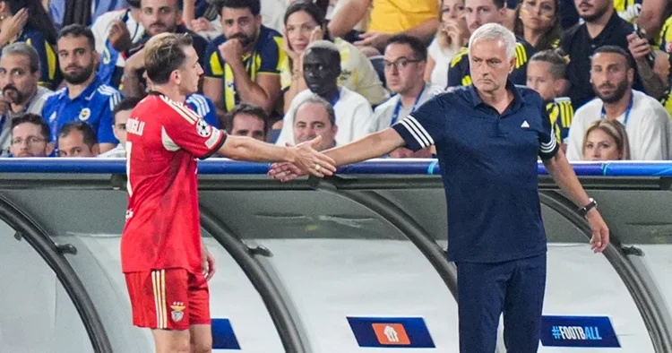 Kerem Aktürkoğlu oyundan çıkarken Mourinho ile el sıkıştı! Benfica ya transfer mesajı