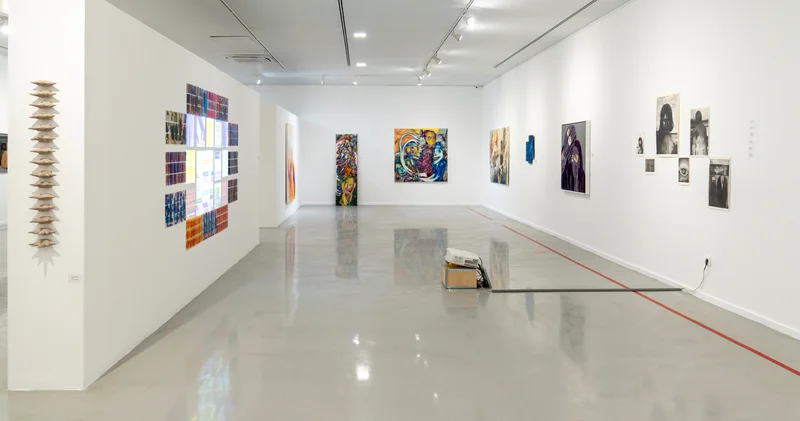 “Ay Tozunda Yürür Gibi” sergisi, Taksim Sanat’ta ziyarete açıldı