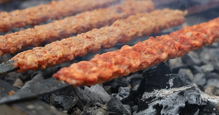Tutsun diye içine koyuyorlar: Yediğini kebap bu şekildeyse şüphelenin...
