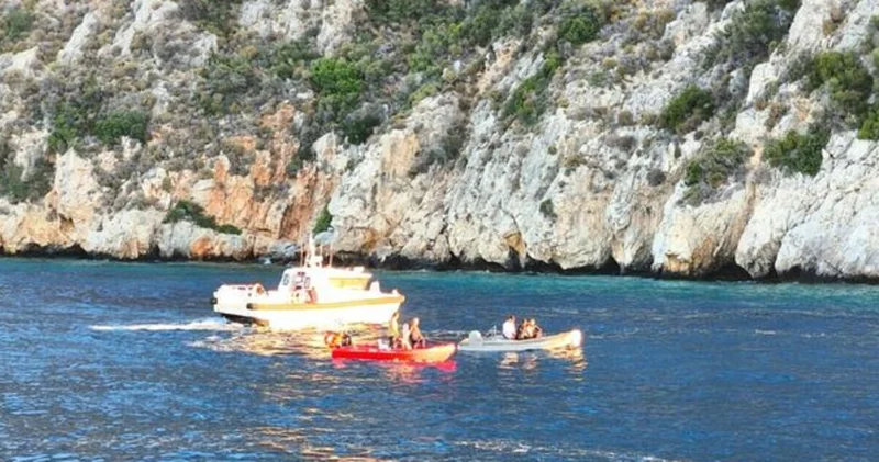Tekne alabora olunca kayalıklara tırmandılar!