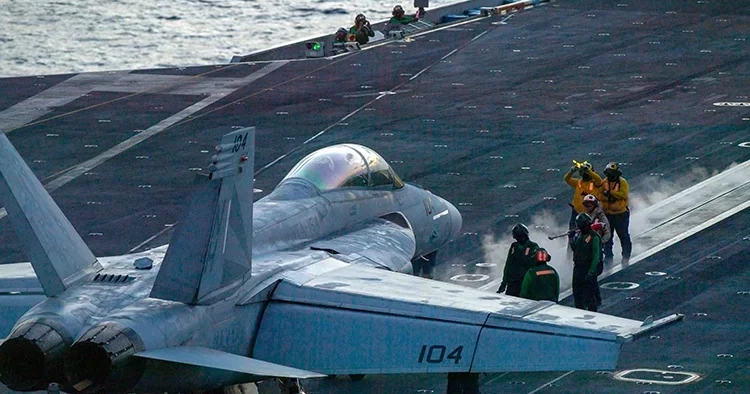 ABD nin Super Hornet savaş uçağı okyanusa düştü