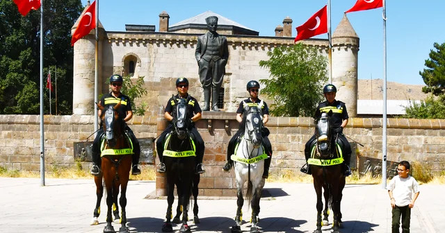 Malazgirt Zaferi kutlamalarına katılacak atlı polisler Bitlis te devriye görevi yaptı Bitlis Haberleri