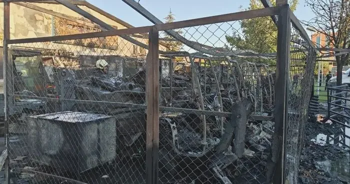 Belediyenin temizlik araçları yandı: 4 araç kül oldu, 3 araçta hasar meydana geld