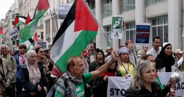 Paris te Filistin destekçileri işgalci İsrail i protesto etti VİDEO İZLE