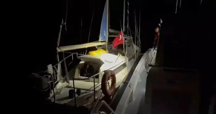 Yelkenli tekne ile kaçarken yakalandılar