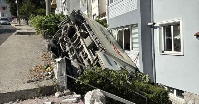 Karabük te park edildikten sonra hareket eden kamyonet apartmanın bahçesine düştü Karabük Haberleri