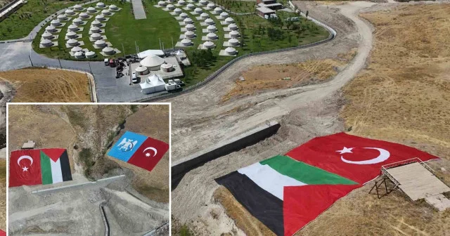 Ahlat’taki etkinlik alanına dev Türk ve Filistin bayrakları asıldı Gündem Haberleri
